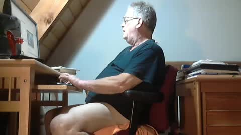 Snapshot of brubar chatting on August 8, 2:25 am brubar online show from August 8, 2:25 am