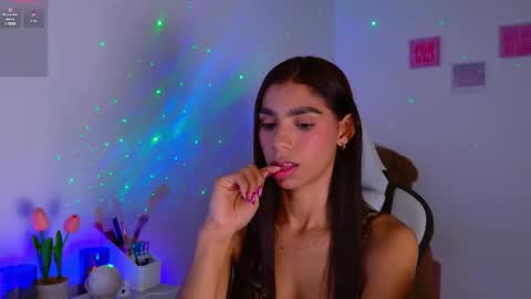 Snapshot of brunetteadams001 chatting on December 1, 5:56 am SARAH online show from December 1, 5:56 am