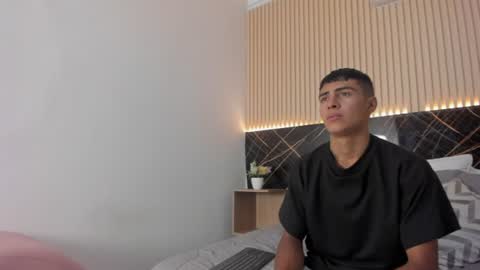 Snapshot of bruno_fox_ chatting on June 18, 7:18 pm Bruno online show from June 18, 7:18 pm