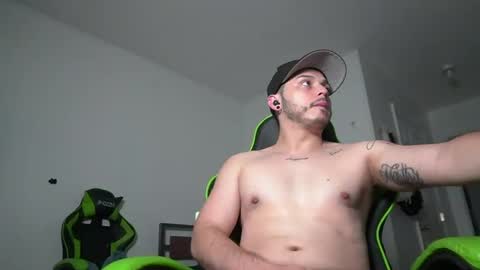 Snapshot of bryanncan01 chatting on January 2, 11:27 pm Bryannsex online show from January 2, 11:27 pm