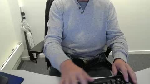 Snapshot of buggemann chatting on October 3, 3:25 am buggemann online show from October 3, 3:25 am