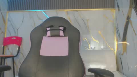 Snapshot of bull_cam chatting on October 22, 7:57 pm bull_cam online show from October 22, 7:57 pm