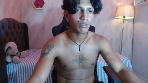 Snapshot of bull_cam chatting on October 25, 3:29 pm bull_cam online show from October 25, 3:29 pm