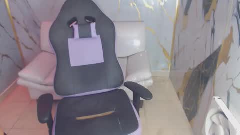 Snapshot of bull_cam chatting on October 28, 5:15 pm bull_cam online show from October 28, 5:15 pm