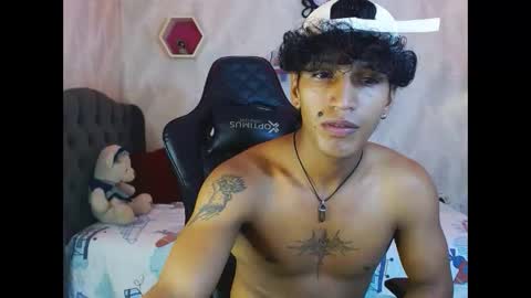 Snapshot of bull_cam chatting on October 31, 4:41 pm bull_cam online show from October 31, 4:41 pm