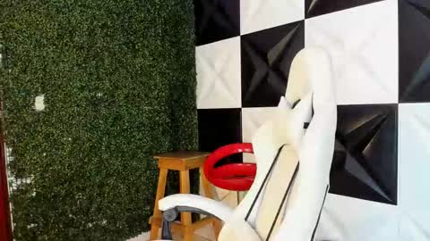 Snapshot of bull_cam chatting on November 1, 5:04 pm bull_cam online show from November 1, 5:04 pm