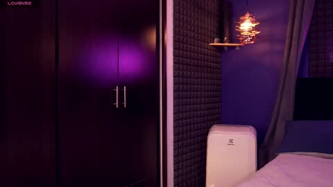 Snapshot of bull_vixen2001 chatting on January 17, 10:42 am Bunny and The Rock online show from January 17, 10:42 am