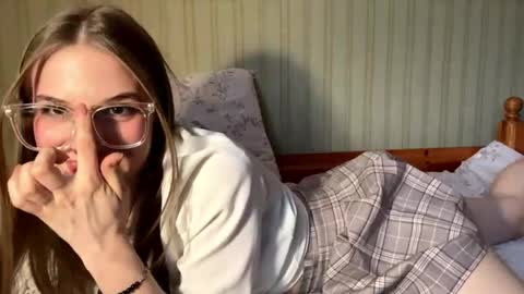 Snapshot of bumblebliss chatting on April 27, 2:04 pm Mary online show from April 27, 2:04 pm