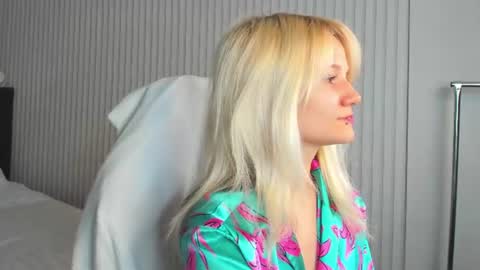 Snapshot of bunny_elsy chatting on July 1, 11:12 am Elsy online show from July 1, 11:12 am