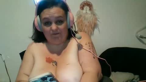 Snapshot of bustymilf94 chatting on February 3, 9:09 pm bustymilf94 online show from February 3, 9:09 pm