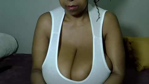 bustytessa37 online show from May 12, 4:09 am