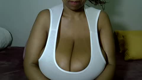 bustytessa37 online show from May 12, 4:26 pm