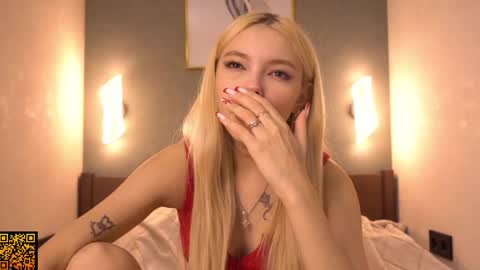 Snapshot of butteflai chatting on December 17, 7:25 am butteflai online show from December 17, 7:25 am