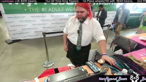 Snapshot of butterflyandbear chatting on December 7, 10:28 pm Butterfly and Bear online show from December 7, 10:28 pm