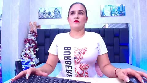 Snapshot of c_fox_ chatting on January 14, 3:01 am Carolina online show from January 14, 3:01 am