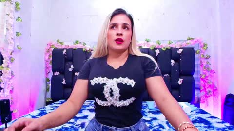 Snapshot of c_fox_ chatting on September 16, 3:07 am Carolina online show from September 16, 3:07 am