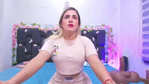 Snapshot of c_fox_ chatting on September 18, 3:08 am Carolina online show from September 18, 3:08 am