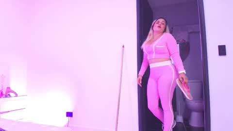 Snapshot of c_fox_ chatting on November 1, 3:08 am Carolina online show from November 1, 3:08 am