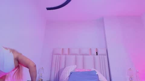 Snapshot of c_fox_ chatting on February 17, 3:03 am Carolina online show from February 17, 3:03 am