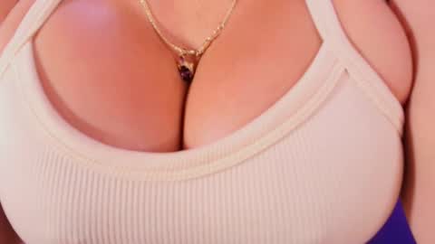 Snapshot of c_fox_ chatting on February 25, 3:05 am Carolina online show from February 25, 3:05 am