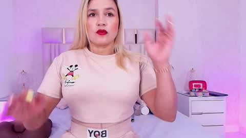 Snapshot of c_fox_ chatting on March 31, 3:08 am Carolina online show from March 31, 3:08 am