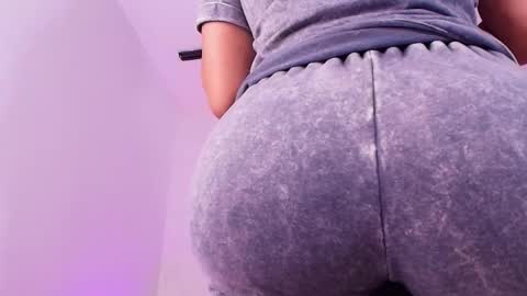 Snapshot of c_fox_ chatting on April 1, 3:07 am Carolina online show from April 1, 3:07 am