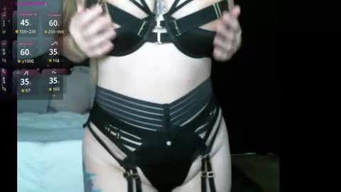 Snapshot of calistarayne chatting on July 25, 6:11 am calistarayne online show from July 25, 6:11 am