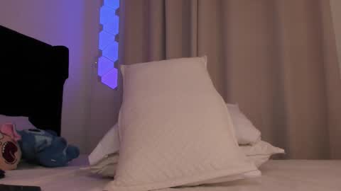 Snapshot of cameron_lyra chatting on November 14, 2:10 am Cameron online show from November 14, 2:10 am