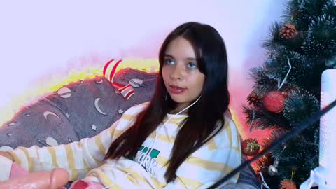Snapshot of cami_casti777 chatting on December 10, 2:17 pm trini-1000 online show from December 10, 2:17 pm