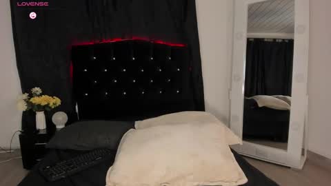 Snapshot of cami_cruzz chatting on March 9, 8:35 pm Camila cruz online show from March 9, 8:35 pm