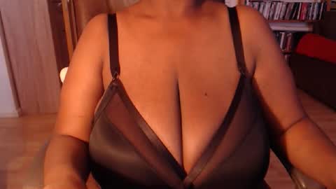 Snapshot of camil2020sweet chatting on October 4, 8:23 am camil online show from October 4, 8:23 am