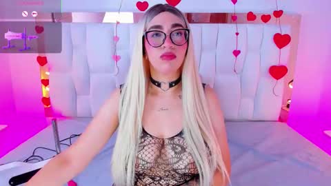 Snapshot of camille_juicy chatting on February 28, 12:17 pm Camille online show from February 28, 12:17 pm