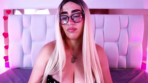 Snapshot of camille_juicy chatting on April 4, 12:46 pm Camille online show from April 4, 12:46 pm