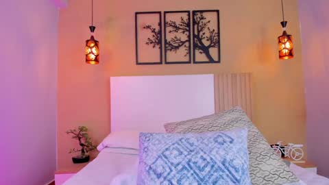 Snapshot of camille_lynn chatting on December 13, 7:25 am Camille Lynn online show from December 13, 7:25 am