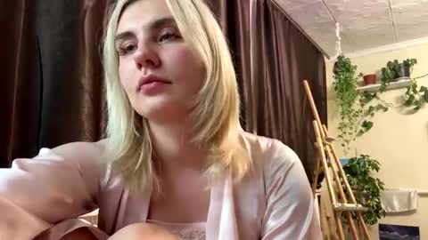 Snapshot of camillecharm chatting on January 22, 10:15 pm CamilleCharm online show from January 22, 10:15 pm