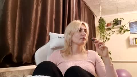 Snapshot of camillecharm chatting on January 25, 11:11 pm CamilleCharm online show from January 25, 11:11 pm