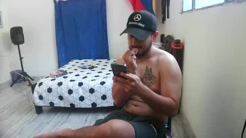 Snapshot of camiloex chatting on February 19, 6:54 pm Camilo online show from February 19, 6:54 pm