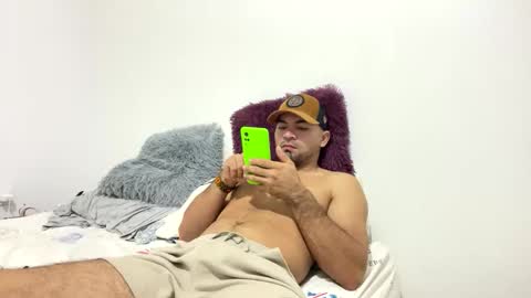 camilor_30 online show from November 11, 12:21 am