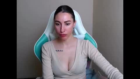 Snapshot of cammila_horn chatting on May 18, 5:13 am cammila horn online show from May 18, 5:13 am
