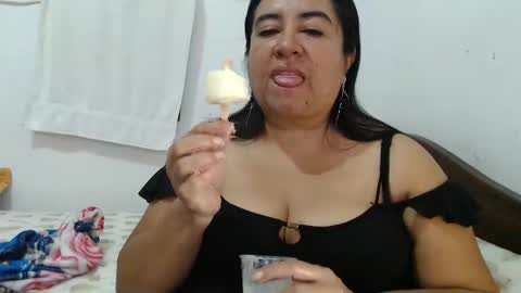 Snapshot of candy_candi chatting on December 2, 3:37 am lucy online show from December 2, 3:37 am