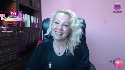 Snapshot of candy_hellenx chatting on April 12, 1:16 pm candy_hellenx online show from April 12, 1:16 pm