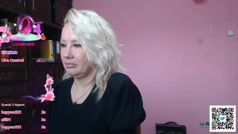 Snapshot of candy_hellenx chatting on April 14, 5:46 am candy_hellenx online show from April 14, 5:46 am