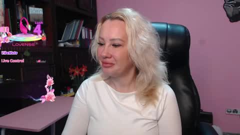 Snapshot of candy_hellenx chatting on April 17, 3:53 am candy_hellenx online show from April 17, 3:53 am