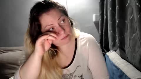 Laura online show from May 5, 6:49 pm