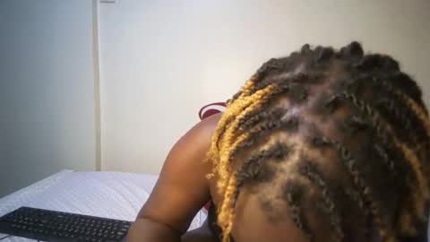 Snapshot of candycurly_ chatting on October 23, 10:47 am candycurly_ online show from October 23, 10:47 am