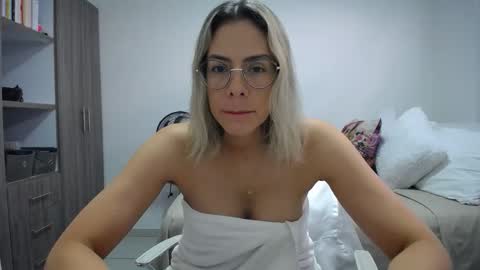Snapshot of candydowson1 chatting on May 6, 8:14 pm Candy Dowson online show from May 6, 8:14 pm