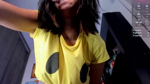 Snapshot of candyxpeach chatting on December 11, 1:05 am Camilla online show from December 11, 1:05 am