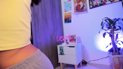Snapshot of candyxpeach chatting on February 17, 6:15 pm Camilla online show from February 17, 6:15 pm