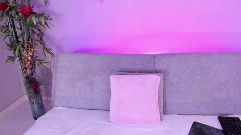 Snapshot of candyy_bella chatting on December 5, 12:33 pm Isabella online show from December 5, 12:33 pm