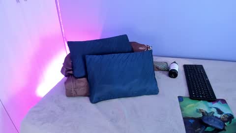 Snapshot of candyy_bella chatting on December 13, 1:22 pm Isabella online show from December 13, 1:22 pm